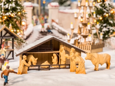 NOCH 14394 Weihnachtsmarkt-Krippe mit Figuren in Holzoptik