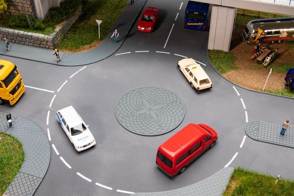 Mini-Kreisverkehr und Verkehr
